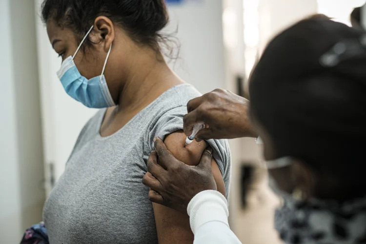 Especialistas apontam que a maior responsável pelo controle da pandemia é a vacina (Eduardo Frazão/Exame)