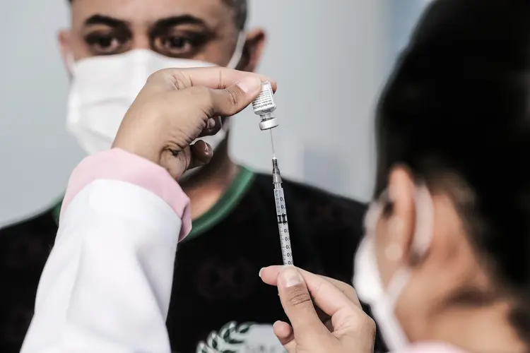 Ritmo de vacinação cai no Brasil (Eduardo Frazão/Exame)