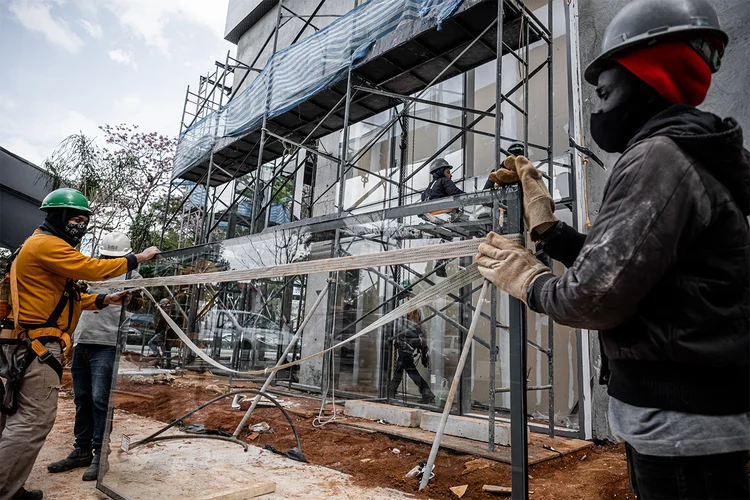 Em médias móveis trimestrais, o índice subiu 0,6 ponto. Em julho, o ICST havia caído 0,7 ponto. Na comparação com agosto de 2021, o aumento foi de 1,8 ponto (Eduardo Frazão/Exame)