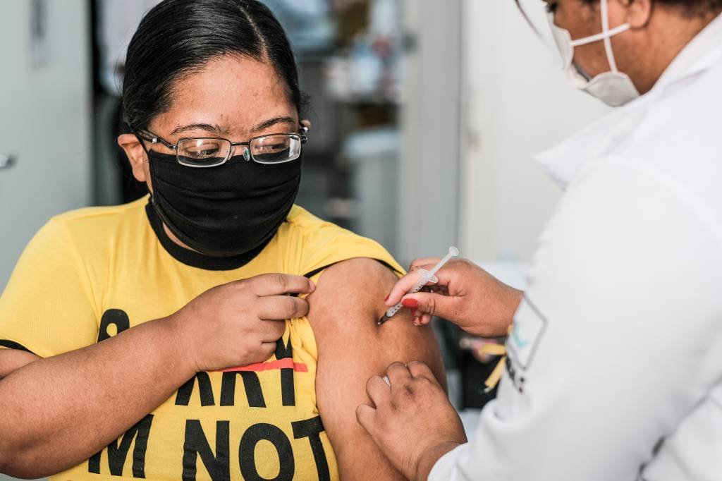 Brasil ultrapassa EUA em porcentagem da população vacinada com 1ª dose