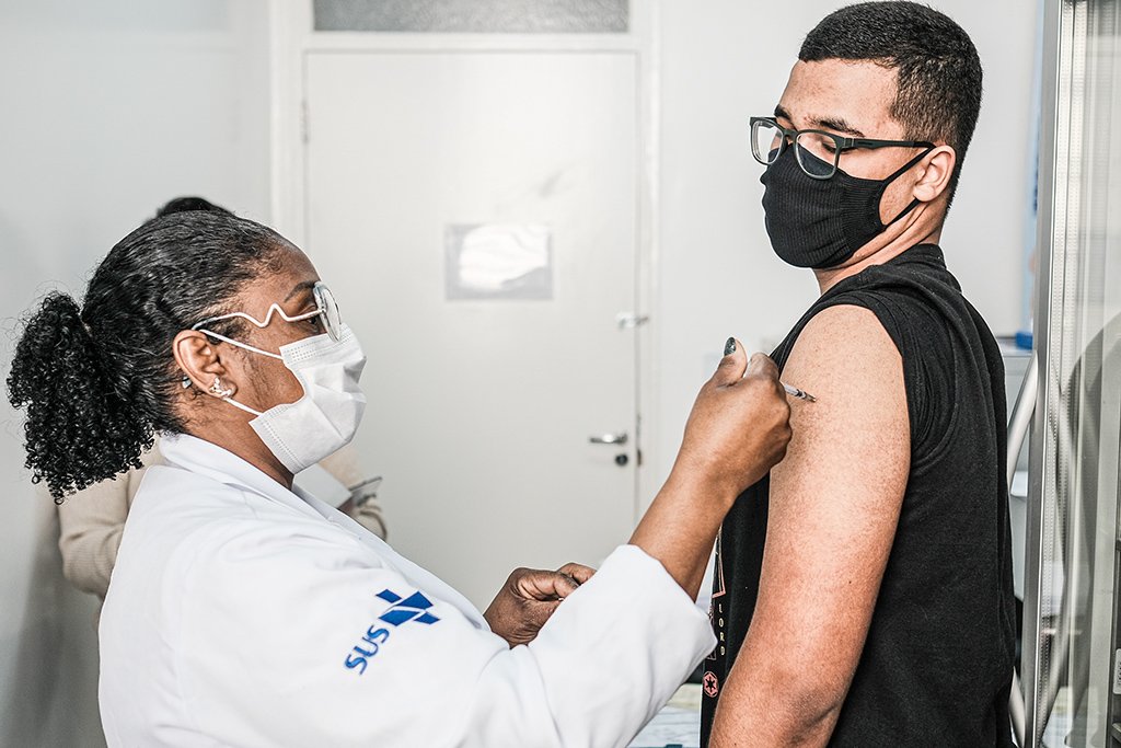 Tarcísio acaba com exigência do passaporte da vacina contra covid-19 no estado de SP
