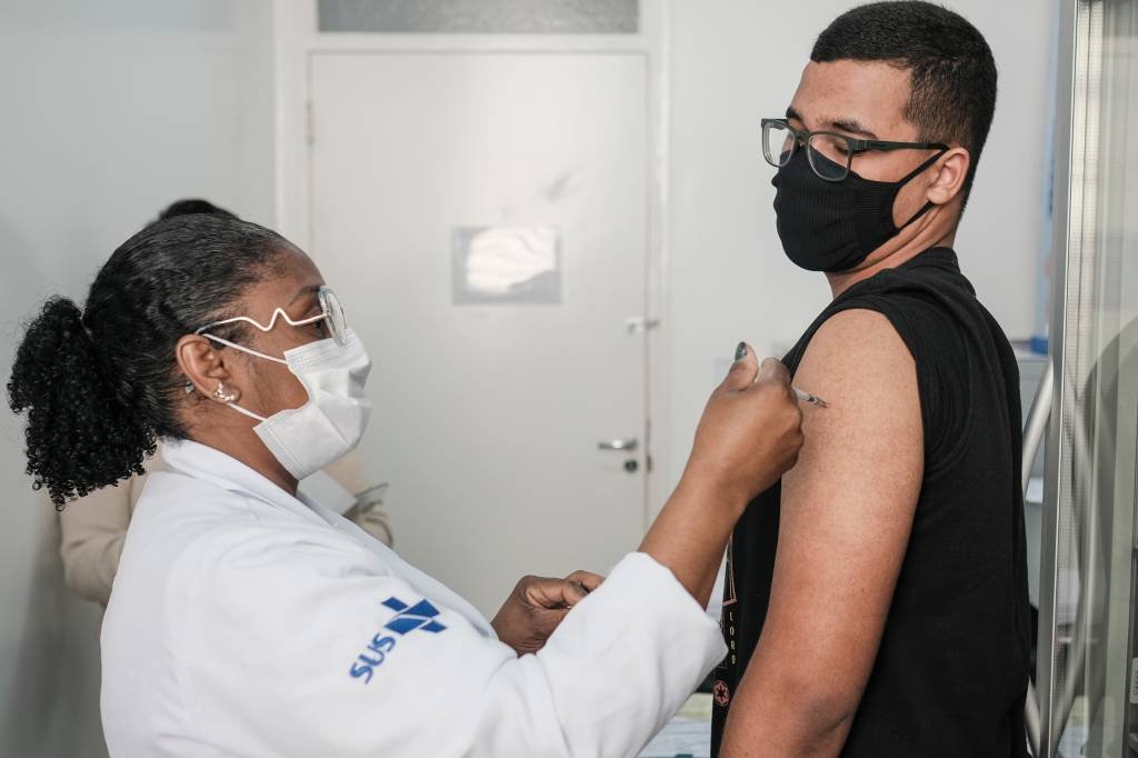 Governo de SP vai manter vacinação de adolescentes contra a covid-19