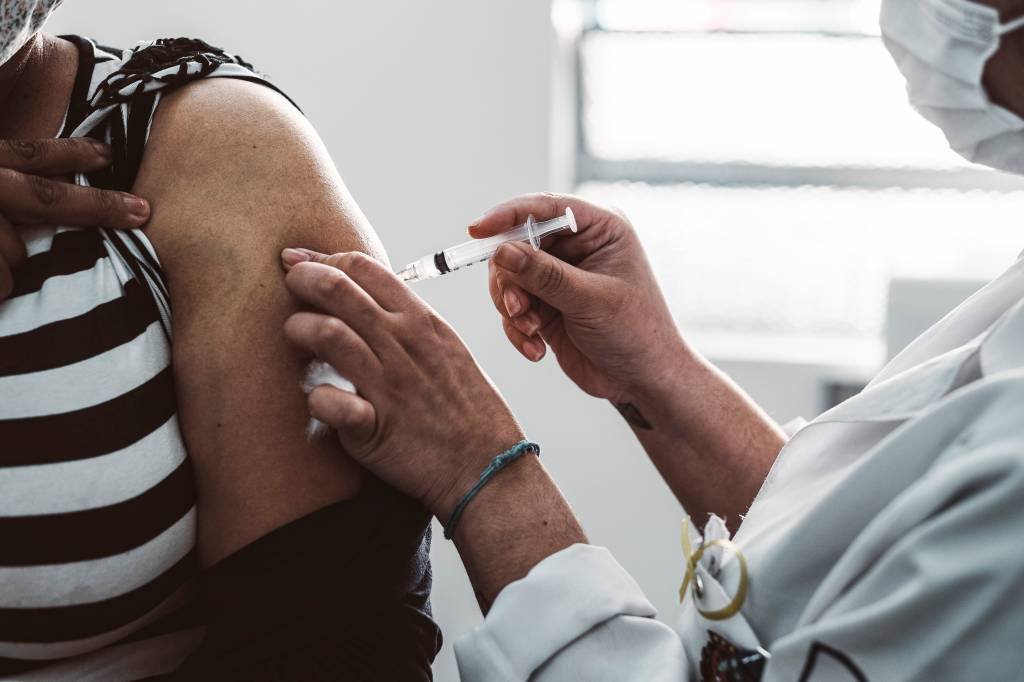 Mais de 40% dos brasileiros estão totalmente vacinados contra covid-19