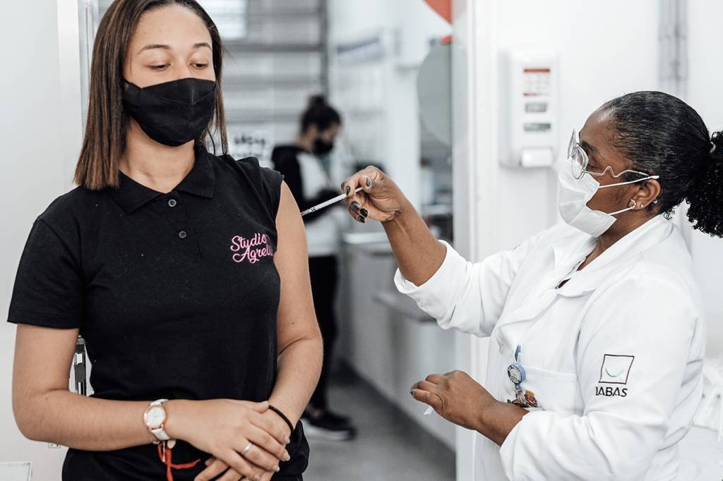 Brasil chega a 1 milhão de adolescentes vacinados contra covid-19