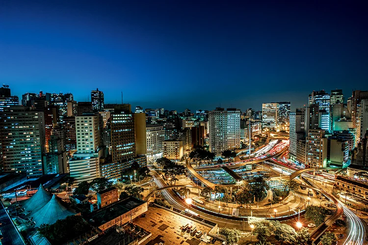 Vista aérea do Vale do Anhangabaú em São Paulo: centro começa a ter prédios comerciais reformados para residenciais para FIIs | Foto: Germano Lüders/EXAME (Germano Lüders/Exame)