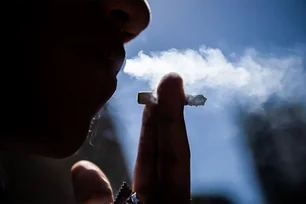 Imagem referente à matéria: Posso reclamar do cheiro de cigarro vindo do apartamento do vizinho?
