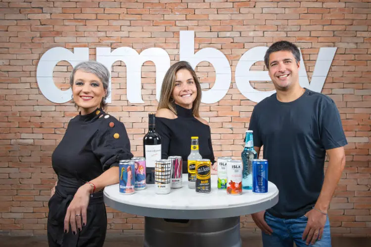 Future Beverages, da Ambev: da esquerda pra direita: Daniela Cachich, presidente da divisão; Gabriela Gallo, gerente de marketing no Brasil; 
Marcelo Tucci, diretor da divisão no Brasil (Germano Lüders/Reprodução)