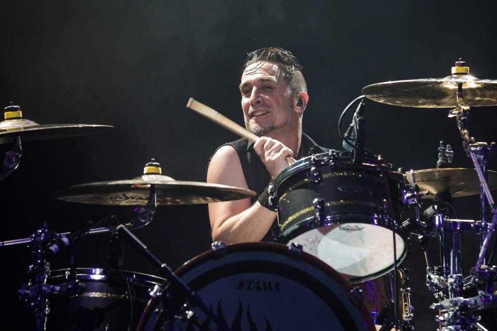 Baterista do Offspring diz ter sido desligado da banda por não se vacinar