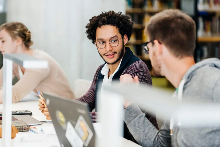 CFP e CEA estão atrelados aos consultores de investimentos e à área comercial de investimentos (Tom Werner/Getty Images)