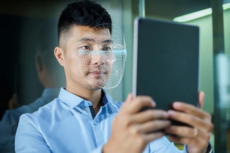 Durante o procedimento registrado na pesquisa, centenas de eletrodos foram colocados por todo o cérebro para registrar sua atividade (dowell/Getty Images)