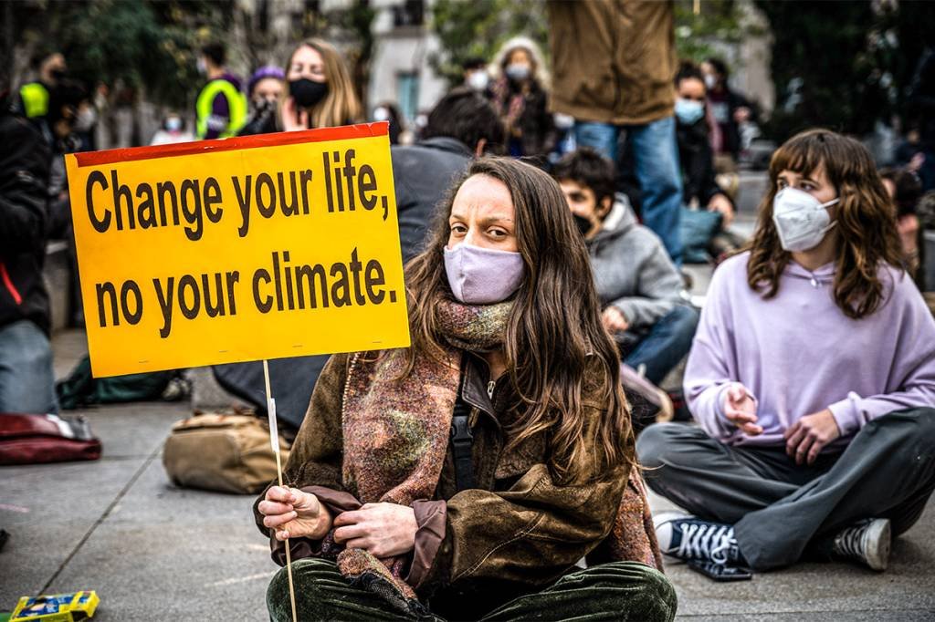 Acordo de Paris: manifestante protesta em frente ao parlamento europeu pela redução das mudanças climáticas (Getty Images/Marcos del Mazo/LightRocket)