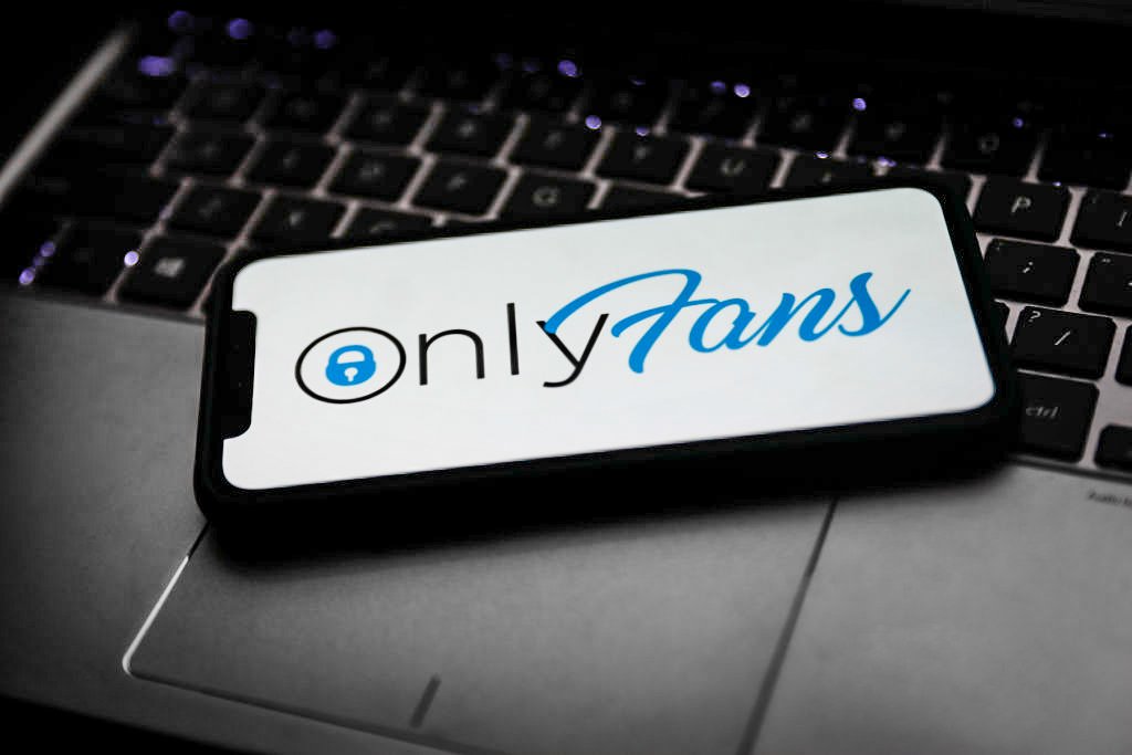 Celular exibe logo do OnlyFans