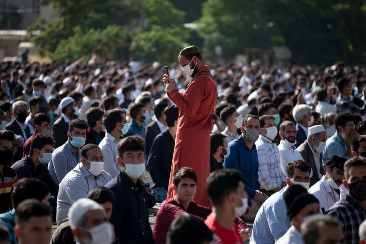 Refugiado sunita afegão tira fotos com seu smartphone no Irã em 13 de maio de 2021 (Morteza Nikoubazl/NurPhoto/Getty Images)