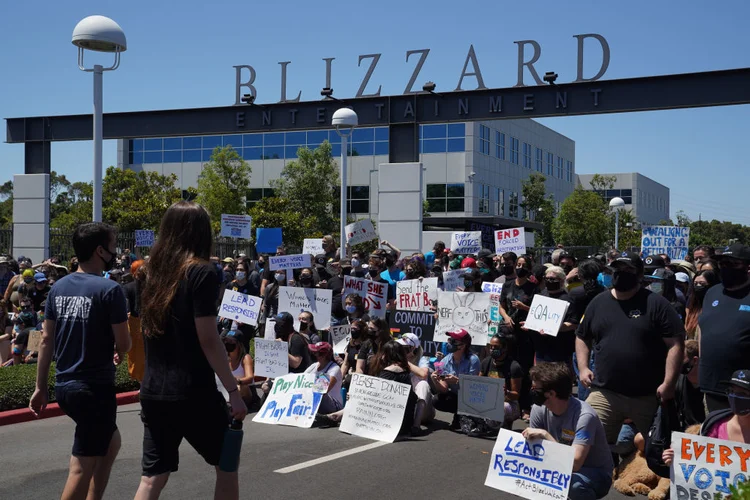 Protesto na Blizzard: funcionários se manifestaram em frente à empresa após denúncios de abusos (Bing Guan/Bloomberg/Getty Images)