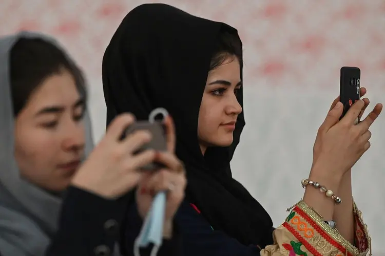 Mulheres do Afeganistão: governo do Talibã ordenou a todas as ONGs nacionais e internacionais que deixem de empregar mulheres (SAJJAD HUSSAIN/AFP/Getty Images)
