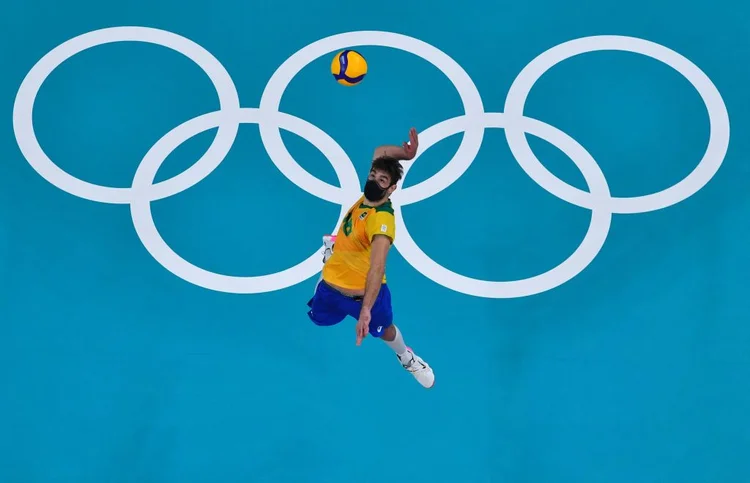 Lucas Saatkamp, da Seleção de Vôlei: apesar de não obrigatório, atleta usa máscaras inclusive durante os jogos (ANTONIN THUILLIER/AFP/Getty Images)