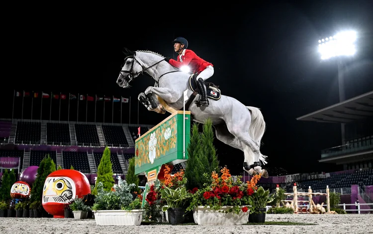 Koki Saito, do Japão, durante a prova de hipismo individual feminino nas Olimpíadas de Tóquio. (Stephen McCarthy/Getty Images)