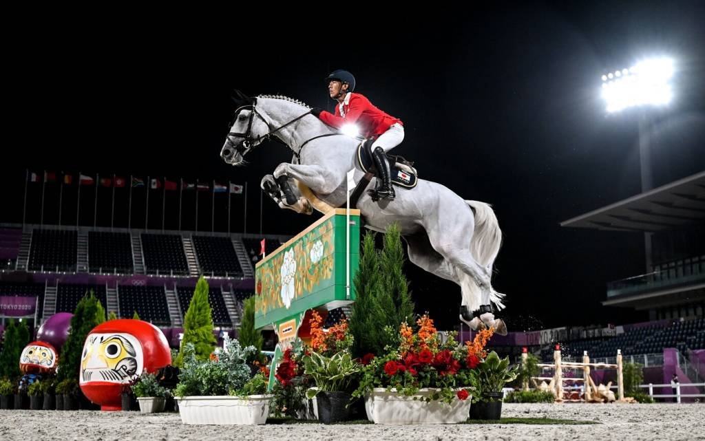 Jockey Com Seu Cavalo Pulando Sobre Um Obstáculo Pulando Sobre O