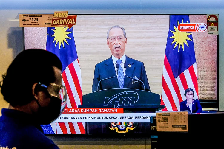 O primeiro-ministro Muhyiddin Yassin, em transmissão nacional na rede de televisão.  (Samsul Said/Getty Images)