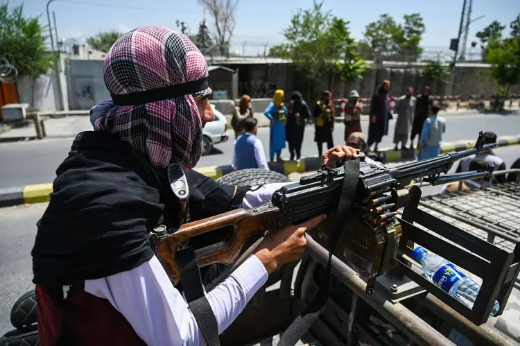 Guerrilheiro do Talibã durante patrulha nas ruas de Cabul, no Afeganistão.  (WAKIL KOHSAR/AFP/Getty Images)