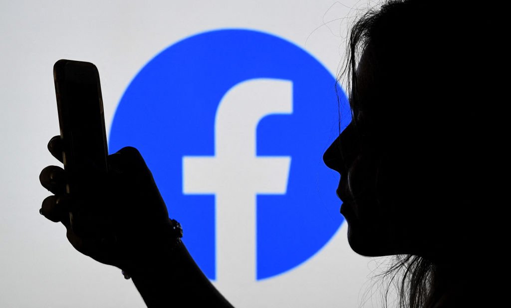 Facebook: no domingo, Frances Haugen quebrou o anonimato, revelando ser a delatora do Facebook (OLIVIER DOULIERY/AFP)