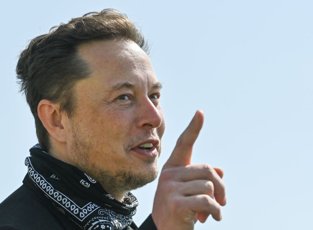 Elon Musk diz que renda básica será a forma de mitigar o impacto de robôs