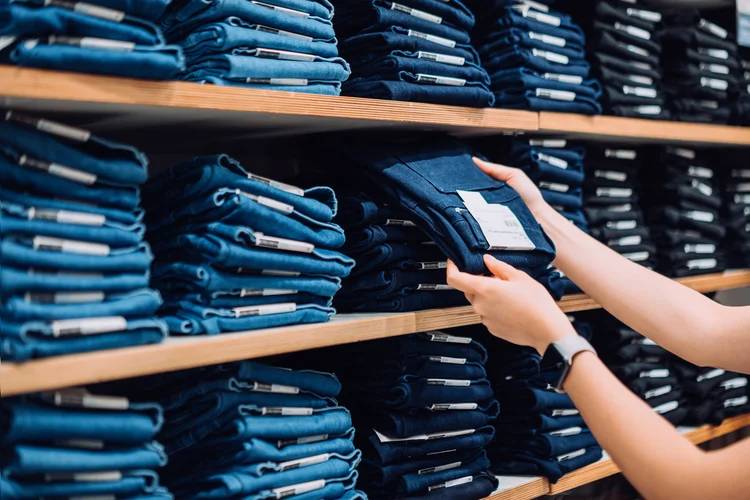 Para o consumidor brasileiro de jeans, o tecido é um dos mais versáteis do guarda-roupa pois pode ser usado em diversos ambientes e ocasiões. (d3sign/Getty Images)