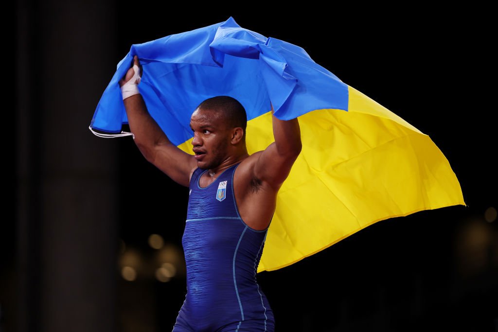 Zhan Beleniuk em comemoração com a bandeira da Ucrânia após o título olímpico: o lutador gosta dizer que é "100% ucraniano" (Getty Images/Maddie Meyer)