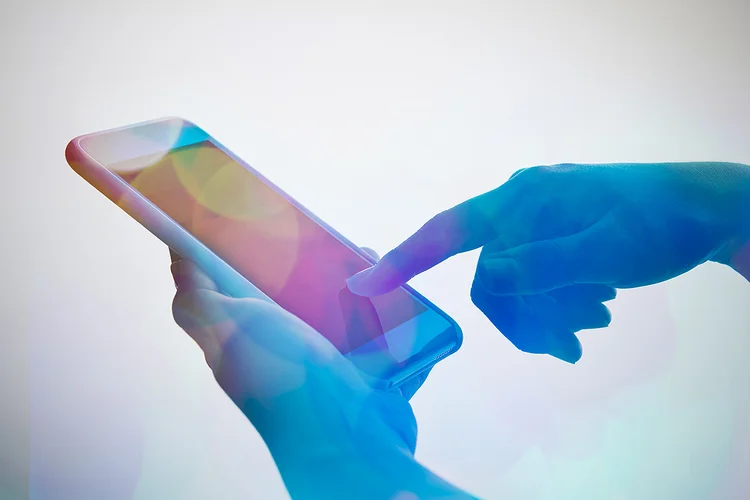 Close-up of woman using mobile telephone (John Lamb/Getty Images)