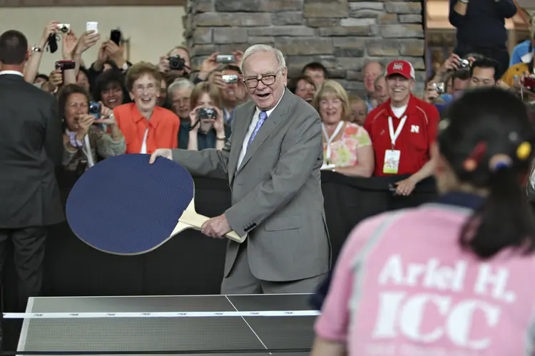 Warren Buffett jogando tênis de mesa com a atleta americana Ariel Hsing, em 2010. (Daniel Acker/Bloomberg/Getty Images)