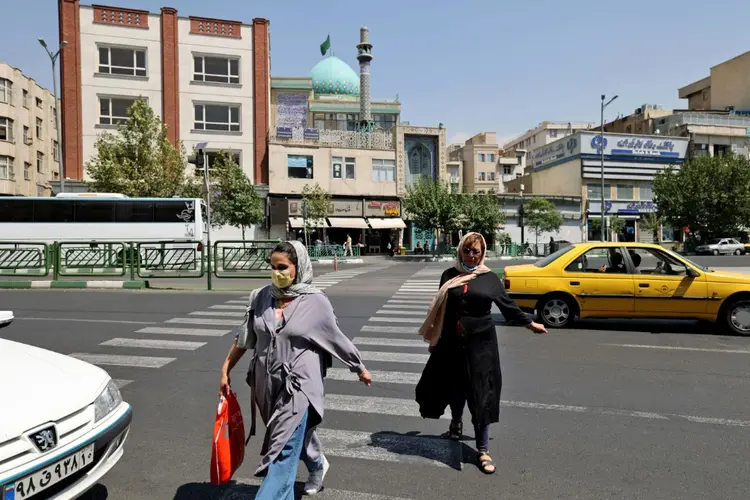 Iranianas de máscara no centro de Teerã; Irã registra alta de casos (AFP/AFP)