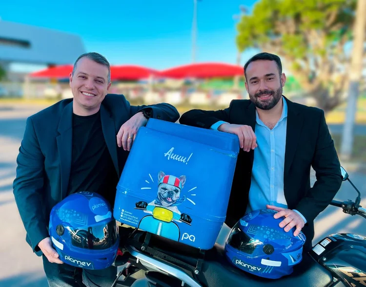 Pedro Svacina e Raphael Clímaco, sócios da Plamev Pet: startup lança marketplace para empreendedores do setor (Plamev Pet/Divulgação)