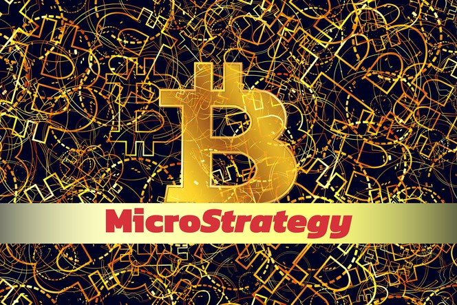 MicroStrategy tem mais de 129 mil bitcoins, mas operação acumula prejuízo não realizado de US$ 1 bilhão (Vladimir Kazakov/Getty Images)