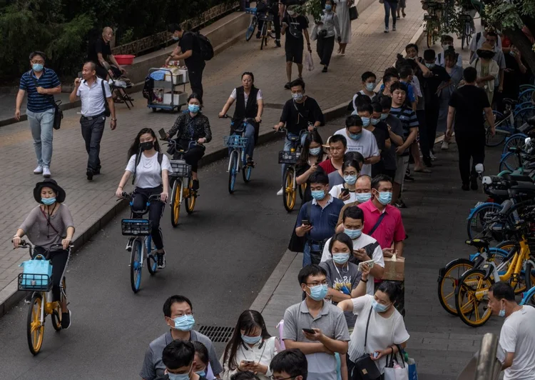 Chineses aguardam em fila de ônibus em Pequim (Kevin Frayer/Getty Images)