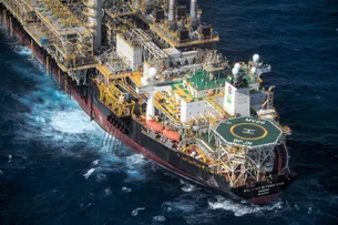 Petróleo sobe com força com estoques baixos e demanda em alta