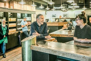 Imagem referente à matéria: O CEO que passeia com os cachorros, faz seu próprio café e fundou rede de US$ 36 bilhões