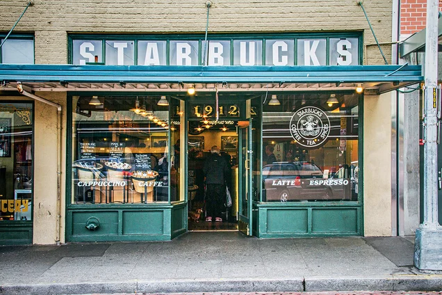 Imagem referente à notícia: Recuperação amarga? Starbucks corta cardápio e aposta em novo CEO para reverter queda nas vendas