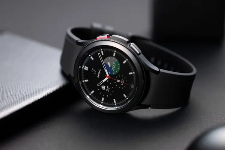 Watch 4: aparelho tem sistema operacional Wear OS, do Google (Samsung/Divulgação)