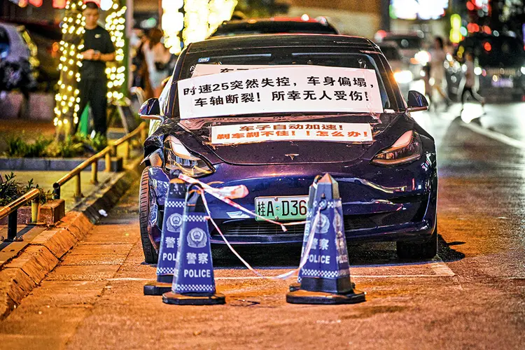 Protesto contra carro da Tesla na China: críticas sobre freios dos veículos circulam abertamente no país (Costfoto/Barcroft Media/Getty Images)