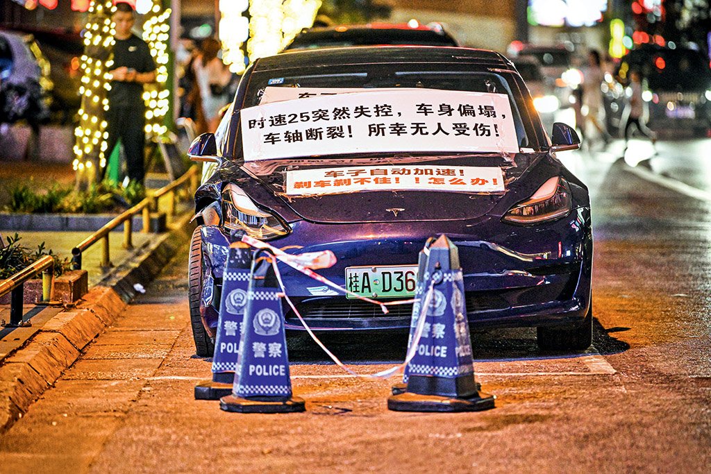 Protesto contra carro da Tesla na China: críticas sobre freios dos veículos circulam abertamente no país (Costfoto/Barcroft Media/Getty Images)