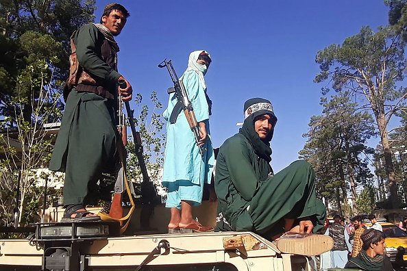 O Talibã controlou o Afeganistão entre 1996 e 2001, quando seguiu uma versão radical do islamismo nos costumes, vetando o consumo de álcool e a livre circulação de mulheres. (AFP via Getty Images/Getty Images)