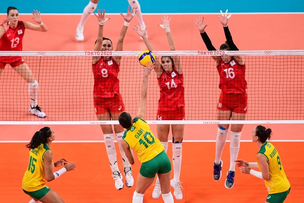 Grupo De Pessoas Jogando Vôlei De Praia Na Costa · Foto profissional  gratuita