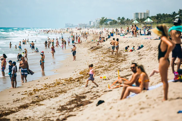 Moda verão: há décadas, a maior parte das roupas de praia são feitas com um material à base de petróleo.  (Reprodução/Bloomberg)