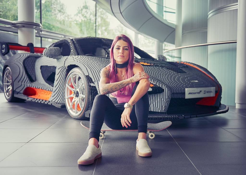 Leticia Bufoni salta de skate sobre McLarens raríssimas na Inglaterra