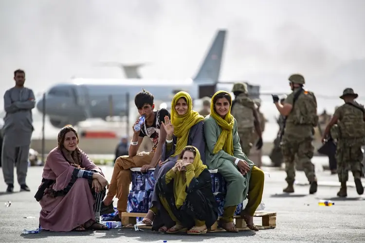 Afegãos aguardam chance de embarcar no aeroporto de Cabul (Mark ANDRIES / US MARINE CORPS/AFP)