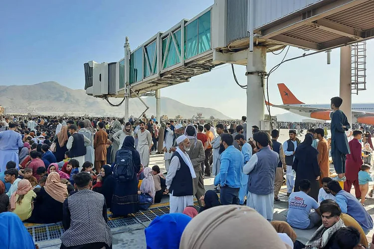 Afeganistão: centenas de pessoas foram para o aeroporto após a volta do Talibã ao poder (AFP/Getty Images)