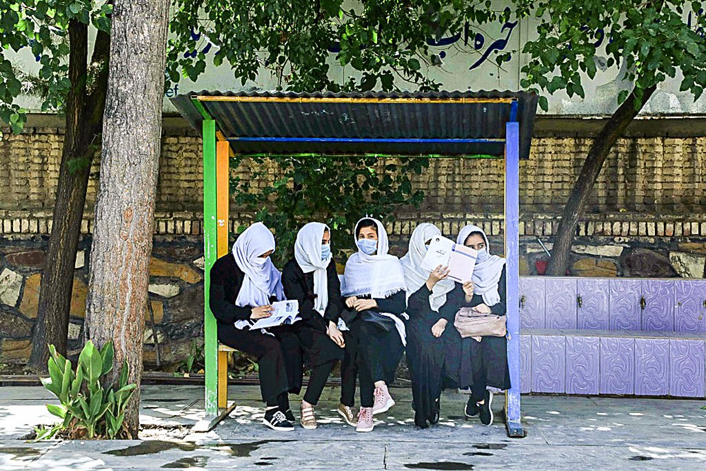 Meninas do ensino fundamental estudam do lado de fora de escola em Herat, em 17 de agosto: alunas do ensino médio ainda estão proibidas de estudar (AFP/AFP)