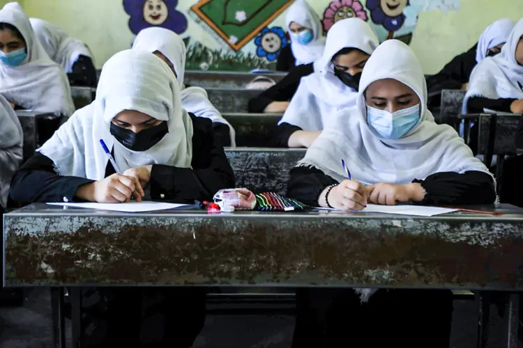 "Vemos cada dia um pouco mais quem os talibãs são de verdade, quais os seus pontos de vista para os direitos das mulheres. E é uma imagem muito, muito sombria", declarou à AFP Heather Barr, da ONG Human Rights Watch (AFP/AFP)