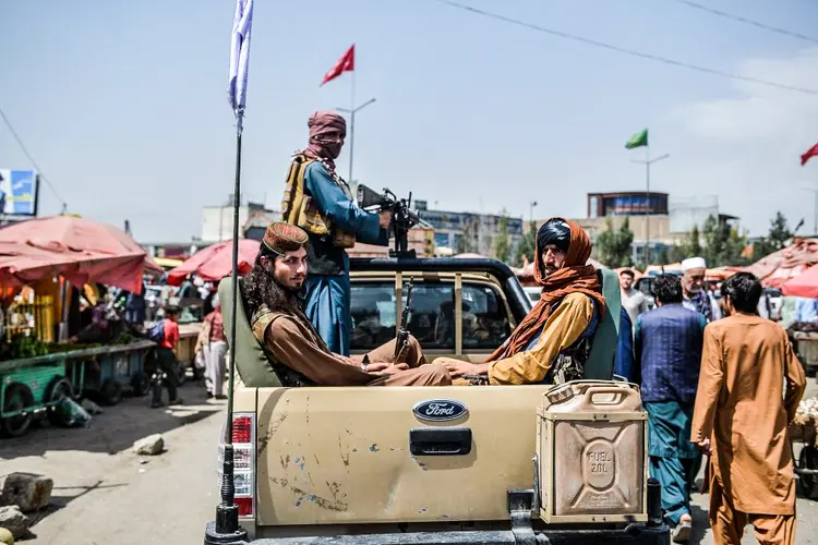 Combatentes do Talibã em 17 de agosto de 2021, depois que o Talibã assumiu o controle da capital e derrubou o governo do Afeganistão (HOSHANG HASHIMI/AFP/Getty Images)