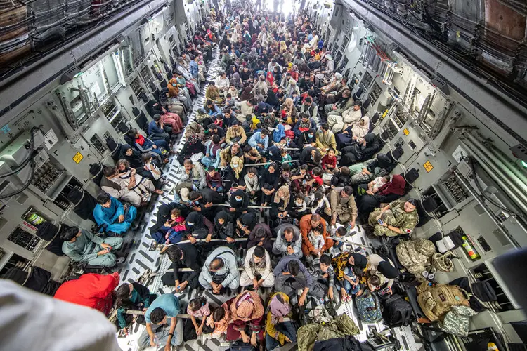 Avião com centenas de pessoas decola de Cabul: com aumento do risco de atentado, países suspendem evacuação (Handout/Getty Images)